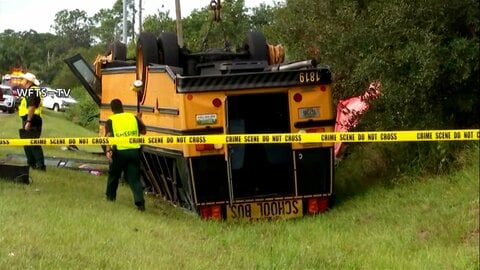 スクールバス　複数の車と衝突　高校生ら39人乗車　2人死亡　アメリカ