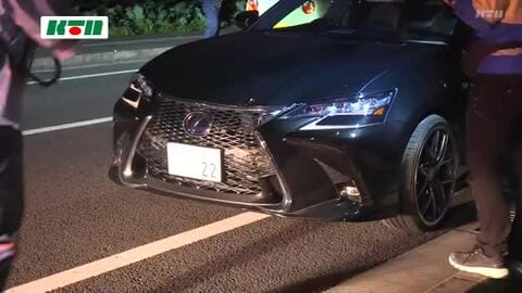 歩行者が普通乗用車にはねられる事故 女性が病院へ搬送で意識不明の重体 現場周辺は全面通行止め