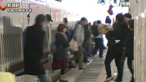 年末年始の帰省ラッシュ始まる 新潟駅の新幹線ホームは混雑 久しぶりの再会を喜ぶ家族の姿も