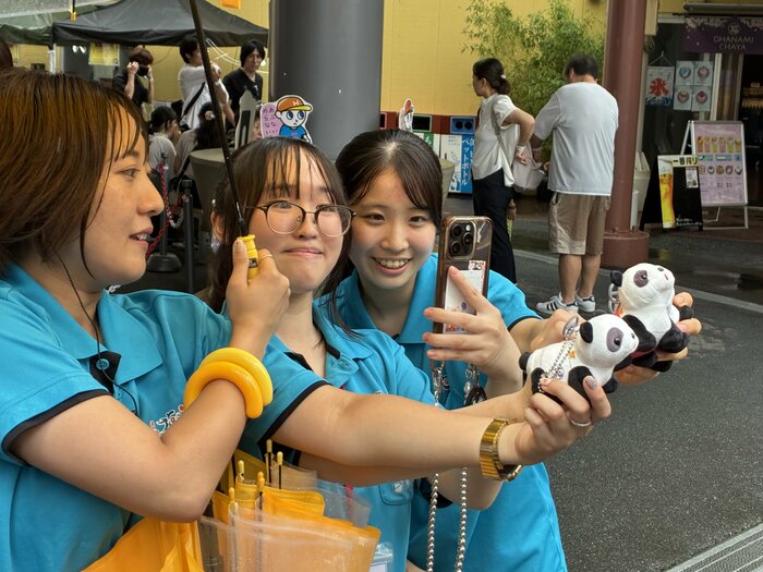 花やしきスタッフとインスタ用素材を撮影する女子高校生
