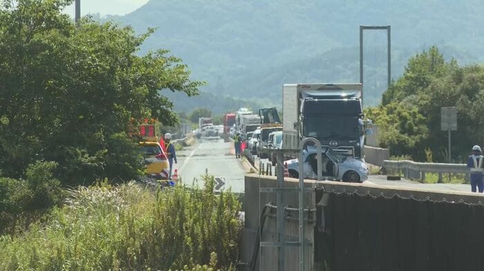 事故現場 大型トラック走行の下り車線で後続の車もストップ