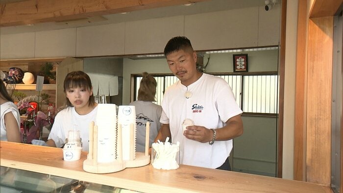 富士宮店で接客する福原さん