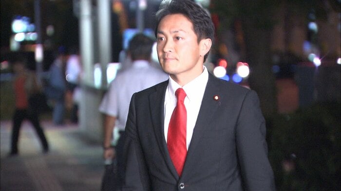 グループの会合に向かう玉木氏　2010年9月