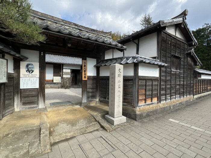 松江市の「小泉八雲旧居」。隣接する小泉八雲記念館にはセツの単語帳も収蔵されている