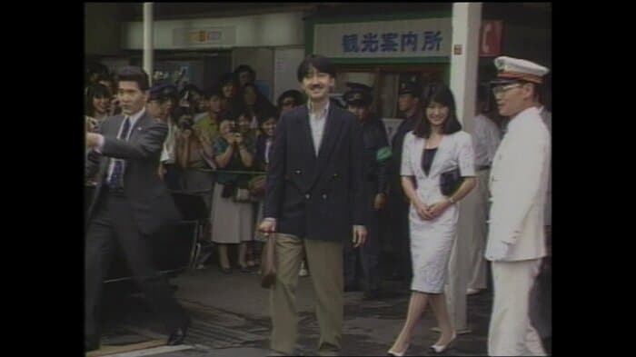 軽井沢駅に到着された秋篠宮ご夫妻(長野・軽井沢町)