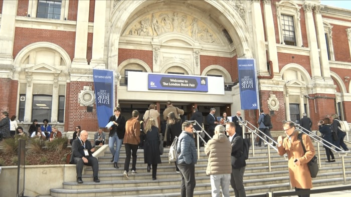 「ロンドンブックフェア2026」に来場する人々