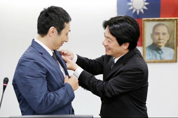当時、台南市長の頼氏から外交顧問に任命される野崎氏 2016年6月