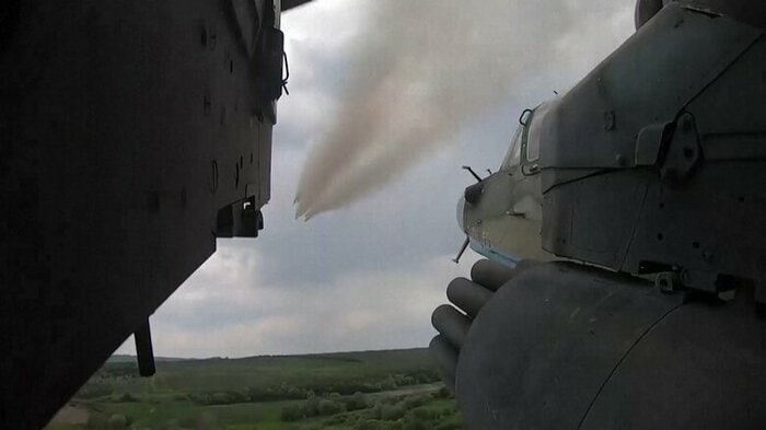 ロシア空軍Ka-52攻撃ヘリコプターによる地上攻撃用ロケット弾連射