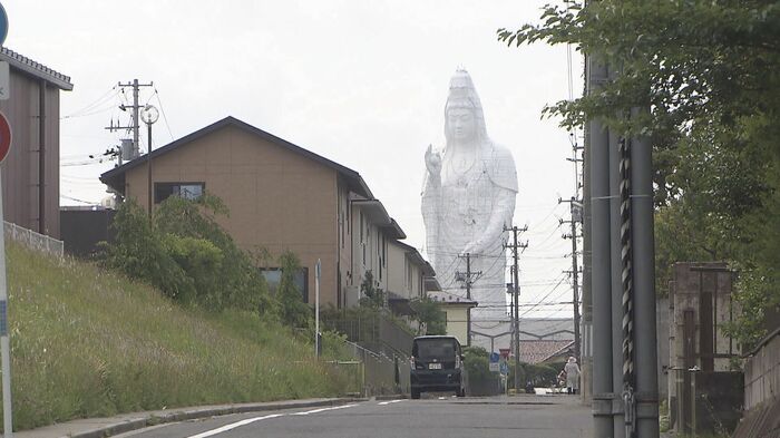 住宅街に佇む大観音 SNSで「ラスボス」のようだと話題に