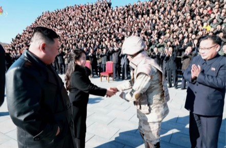 国防科学院の張昌河院長が娘に向かい、格上の人向けの挨拶をしている。(朝鮮中央テレビより)