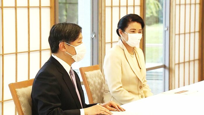 熱心にご進講を受けられる天皇皇后両陛下