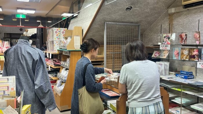 「閉店」の看板を見て買い物客が訪れる