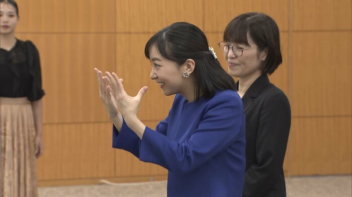 手話を披露される佳子さま