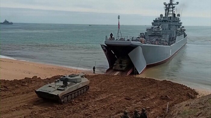 在りし日のロシア黒海艦隊ロプチャ級揚陸艦「ツェザール・クニコフ」(排水量4400t)