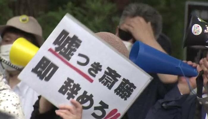 職員のなかには知事を批判する県民を「アンチの連中が…」と言う人も