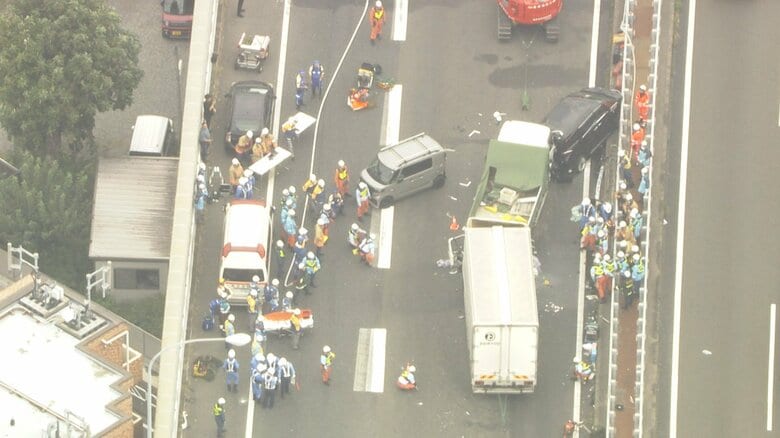 「トラックと車3～4台の事故」追突の弾みで6台玉突き...トラック運転手が死亡6人けが　中央道上り調布ICー高井戸IC通行止め続く｜FNNプライムオンライン
