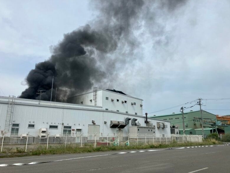 【速報】北海道室蘭市の工場で爆発火災…建物からは激しく黒煙が立ち上る…消防車など9台が出て消火出動続く｜FNNプライムオンライン