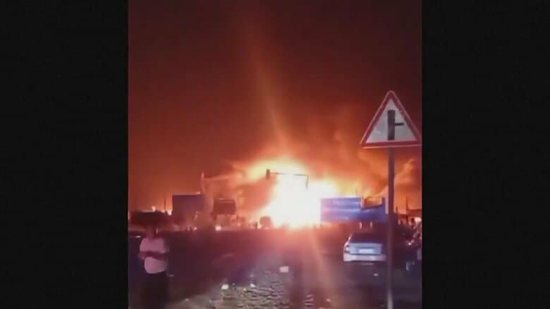 【ロシア】ガソリンスタンド爆発の瞬間　35人死亡80人負傷…近くの火災からガソリンタンク爆発か　過去に8回罰金刑も｜FNNプライムオンライン