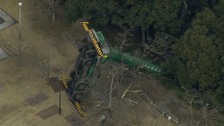 クレーン車があお向けに倒れ「電柱から火花」　伸びた部分が茂みから突き抜け電柱なぎ倒す　広島市｜FNNプライムオンライン