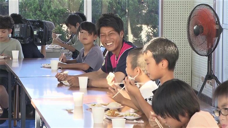 「勝利」が子ども食堂に届ける&quot;笑顔”　J3・テゲバジャーロ宮崎の取り組み　選手の原動力にも｜FNNプライムオンライン