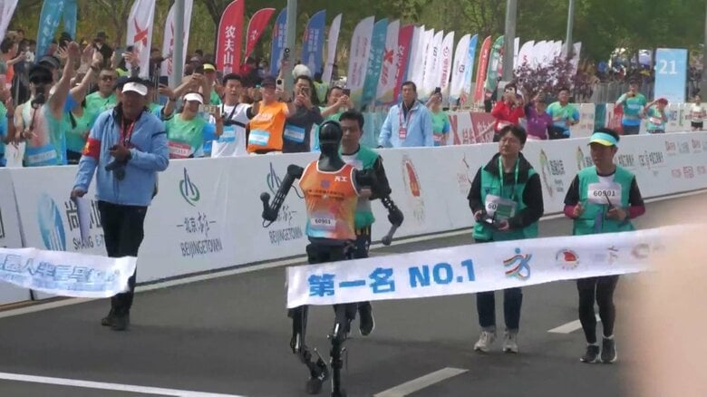 中国・北京で世界初の“人型ロボット”のハーフマラソン大会…2時間40分で完走　開発の最先端を「中国のシリコンバレー」で取材　専門家から懸念の声も｜FNNプライムオンライン