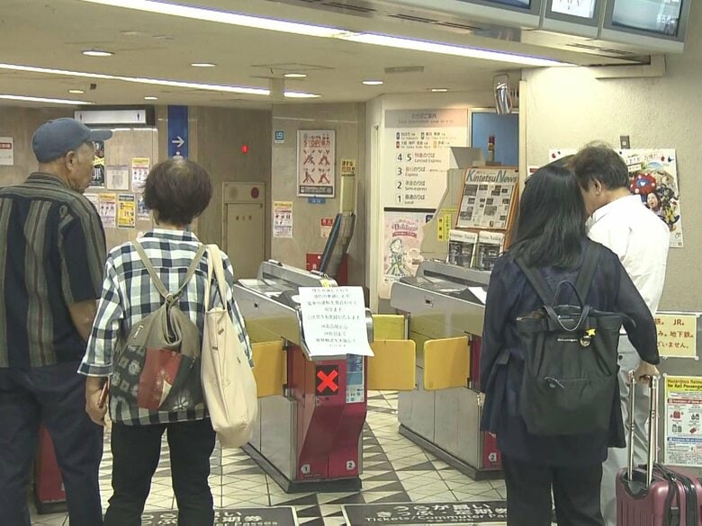 ホーム下の点検口の中から出火か…駅の構内に煙が立ち込め一時運転見合わせ 改札の外にまで焦げ臭いにおい漂う｜FNNプライムオンライン