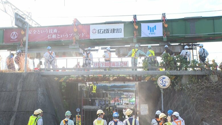 昼間の実施は広島県内初！ ＪＲ山陽線・白市駅の橋桁取り替え工事「作業員の人員確保などを考慮」東広島市｜FNNプライムオンライン