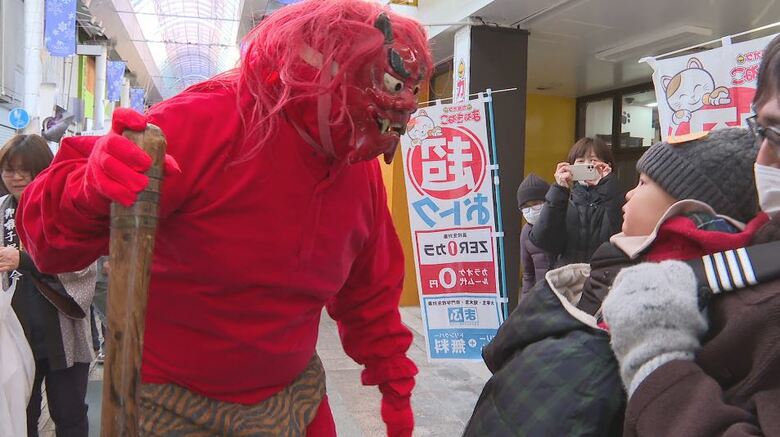 泣き出す子どもも…長野市の権堂アーケードで鬼が練り歩く　2月3日は節分｜FNNプライムオンライン