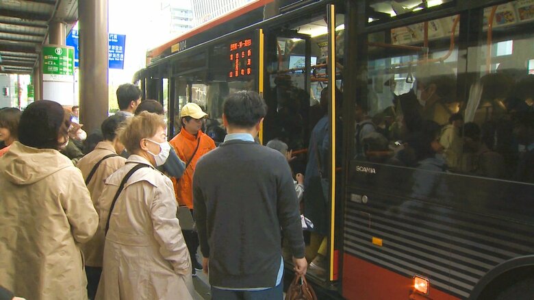 “バス”利用増につながるか!?『一日無料デー』で潜在需要明らかに？バス停には長い列「みんなで支え合ってバス交通維持を」｜FNNプライムオンライン