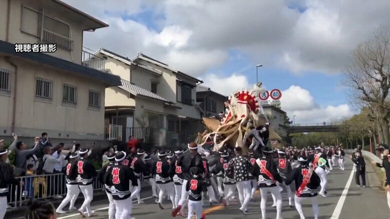 「だんじりが倒れ人が血まみれ」勢いよく右折、道路標識にぶつかり横転　引き手は通常より多い100人ほど　11人重軽傷｜FNNプライムオンライン