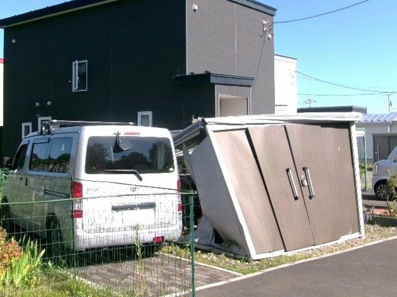 『アクセルとブレーキの操作を誤った』高齢女性が運転する軽ワゴン車が暴走し、物置や住宅外壁に突っ込む…巻き込まれやケガ人なし『車が家の壁にぶつかった』と夫が通報＜北海道登別市＞｜FNNプライムオンライン