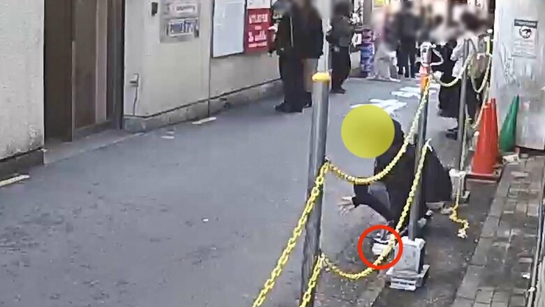 食べ終わった容器を自分の隣に置き、立ち去る