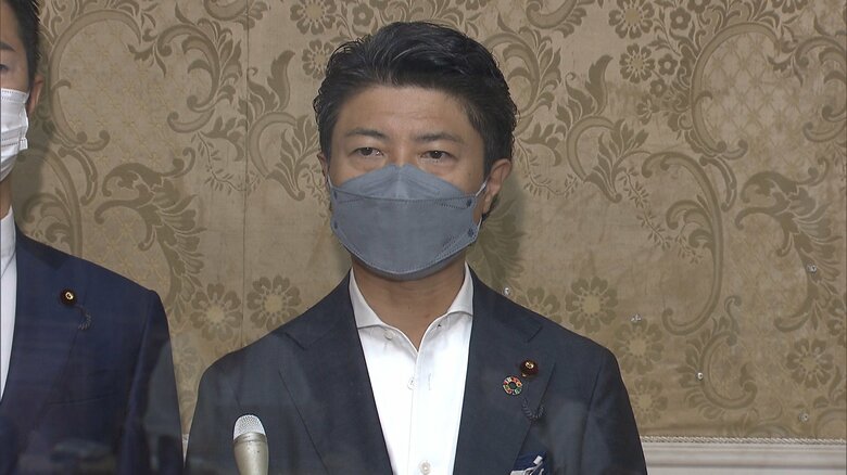 提出理由を話す立憲民主・青柳議員