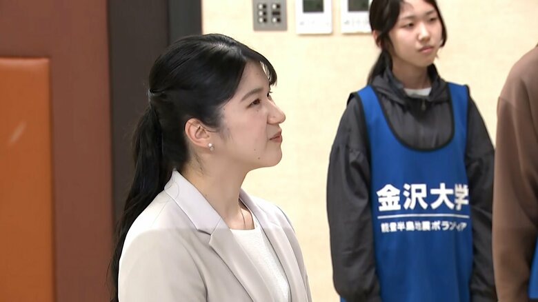 被災地で活動する大学生のボランティアと懇談された