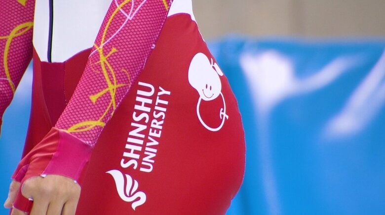 ユニフォームにりんごのマークが描かれていた