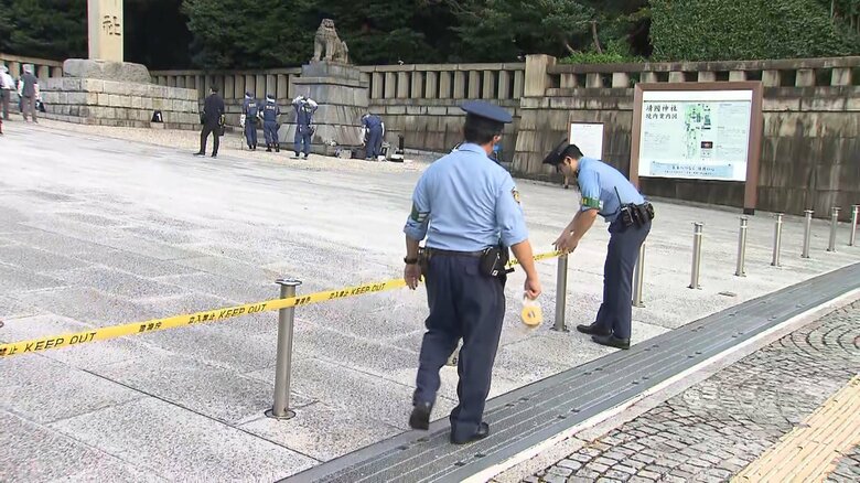 規制線を張る警察官