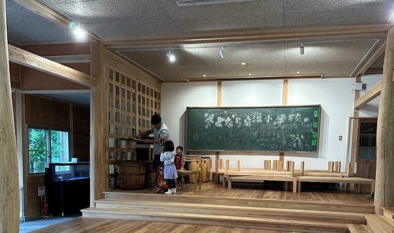 廃校当時のメッセージが残された黒板。ニスを塗って保存している。