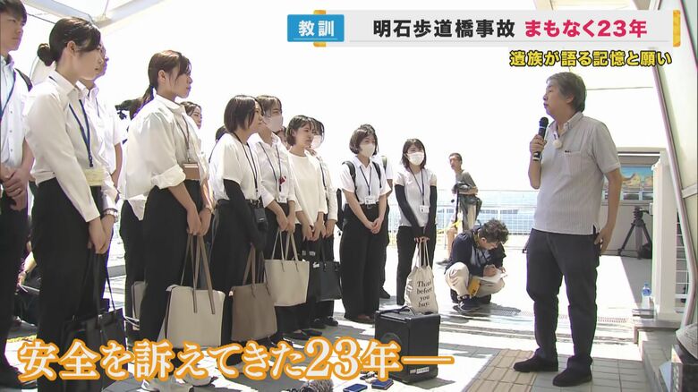 職員に研修する下村さん