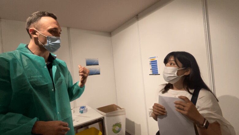 ワクチンを打つ消防士　「1日15時間働いてます」