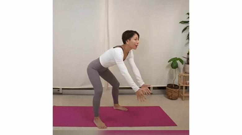 脚を肩幅に開いて腕を下ろす