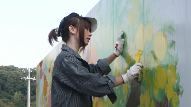 2011年　女川町のがれき処理場の壁に絵を描いた神田さん　当時高校1年生だった