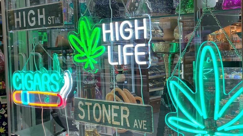 不法営業の店も堂々と開店