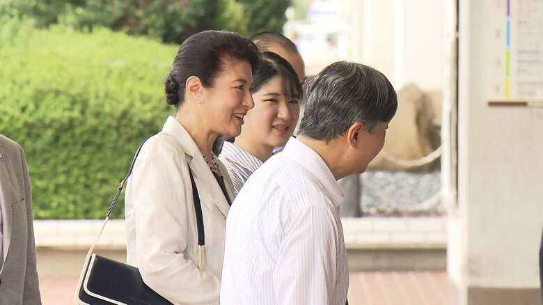 那須塩原駅に到着した天皇ご一家