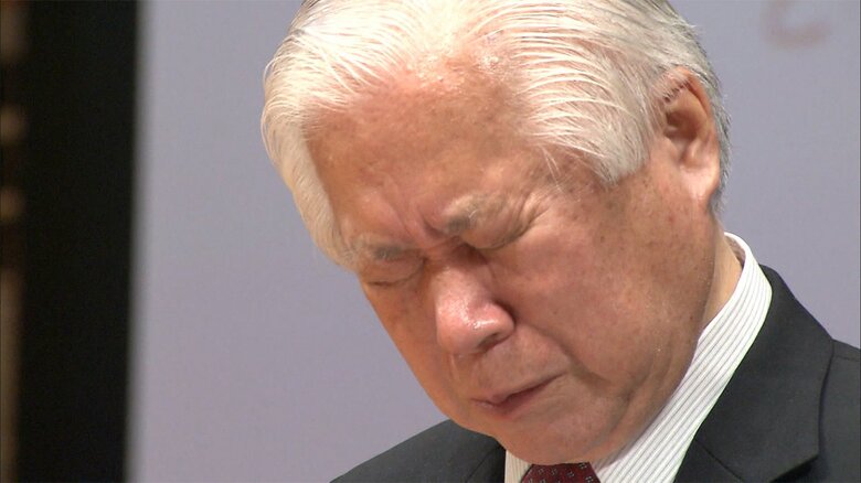 めぐみさんとの思い出を綴った歌に涙する滋さん（2012年11月）