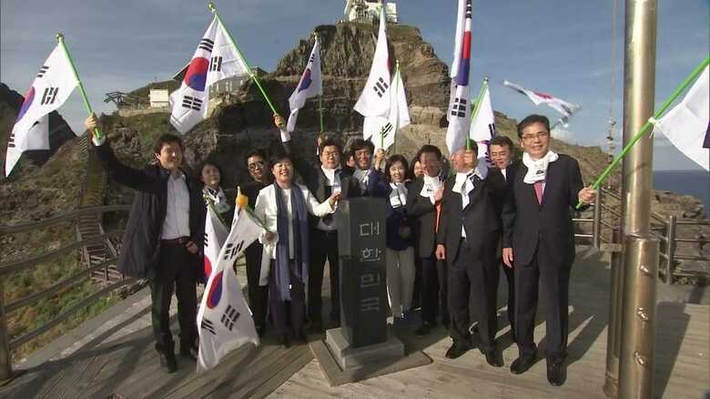 島根県の竹島に上陸した韓国の国会議員（2018年10月）