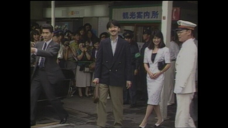 軽井沢駅に到着された秋篠宮ご夫妻（長野・軽井沢町）