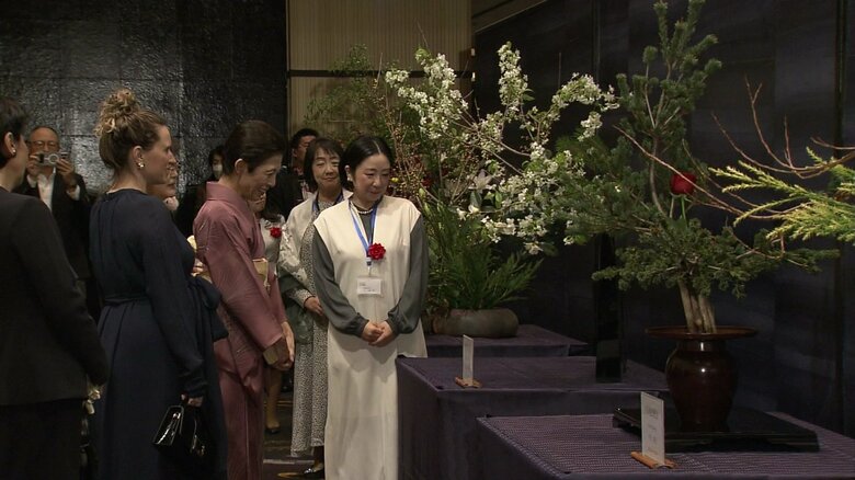 「いけばなインターナショナルフェア2025」でいけばなをご覧になる久子さま