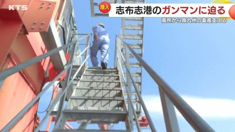 操縦席に向かうため階段を上りエレベーターに乗る