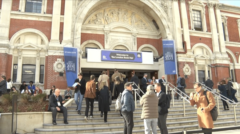 「ロンドンブックフェア2026」に来場する人々