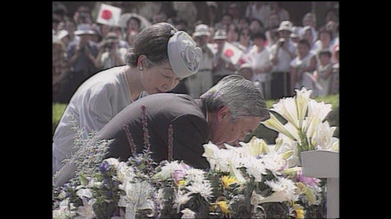 平成7年(1995)年7月27日　原爆死没者慰霊碑に供花される両陛下